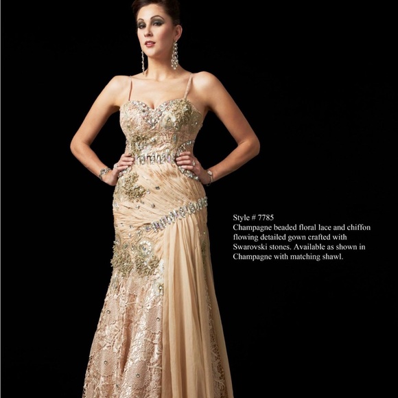 A beautiful embellished gown with graceful details in the colour musk. - Picture 4 of 4